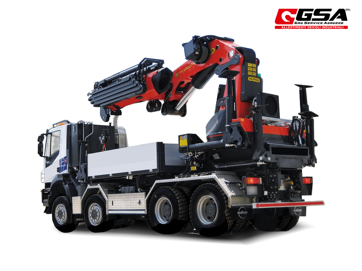Autocarro con allestimento gru pesante