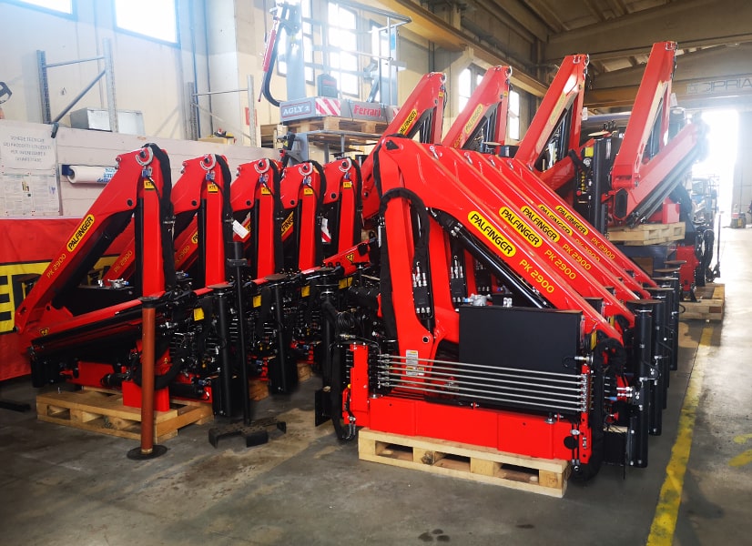 Serie di Gru Palfinger in esposizione nell'officina