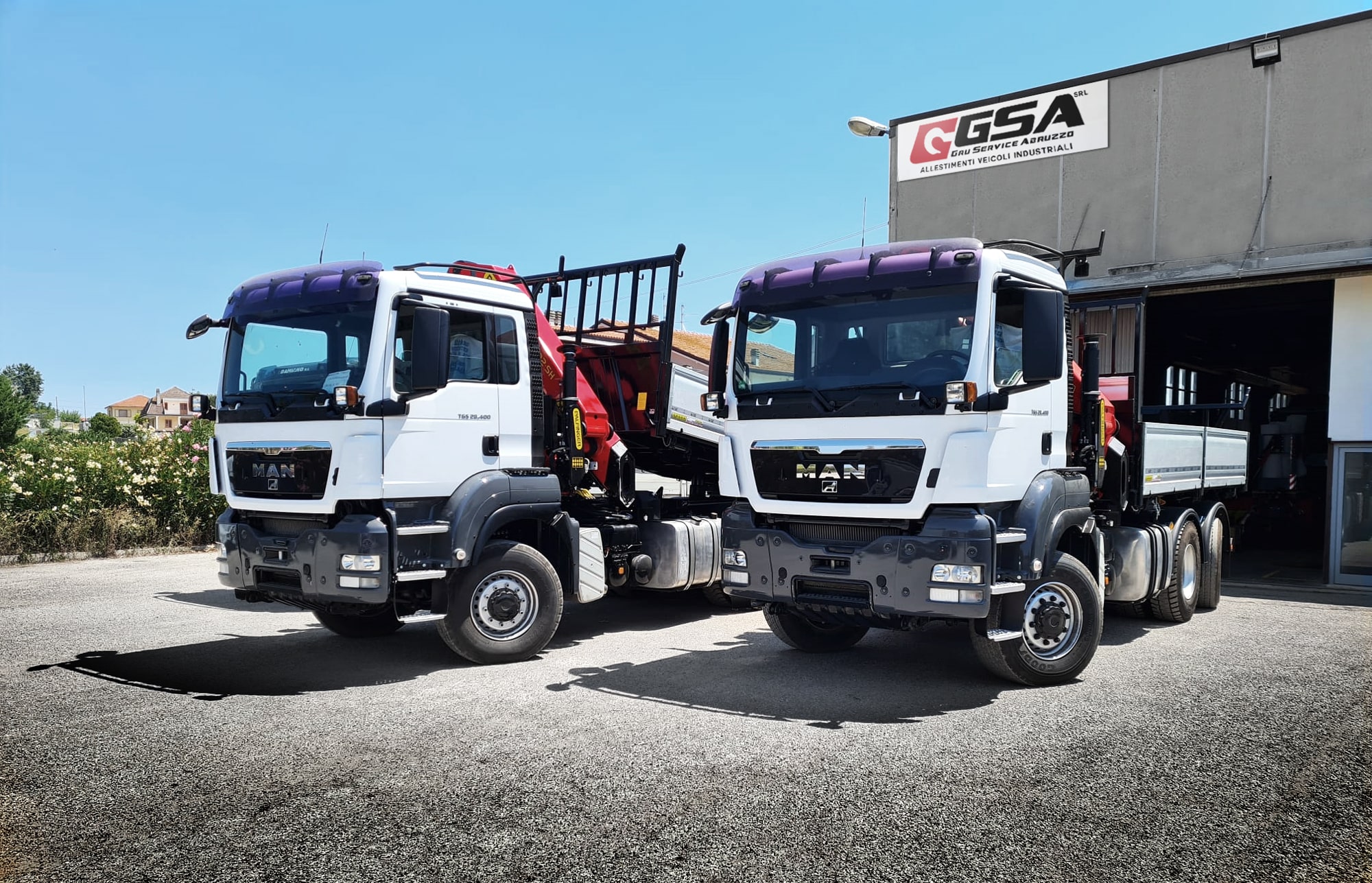 Due camion MAN all'esterno della sede di Gru Service Abruzzo